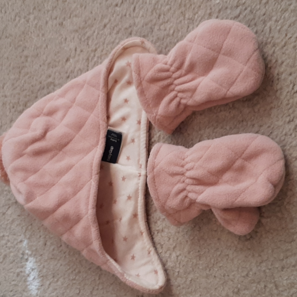 baby Gap 0-6 mo  winter hat and mittens